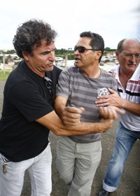 ACALMA ELE - Presidente José Braga é contido pelo diretor Toninho e o vice, Roberto Comparini, ontem, no Lanchão